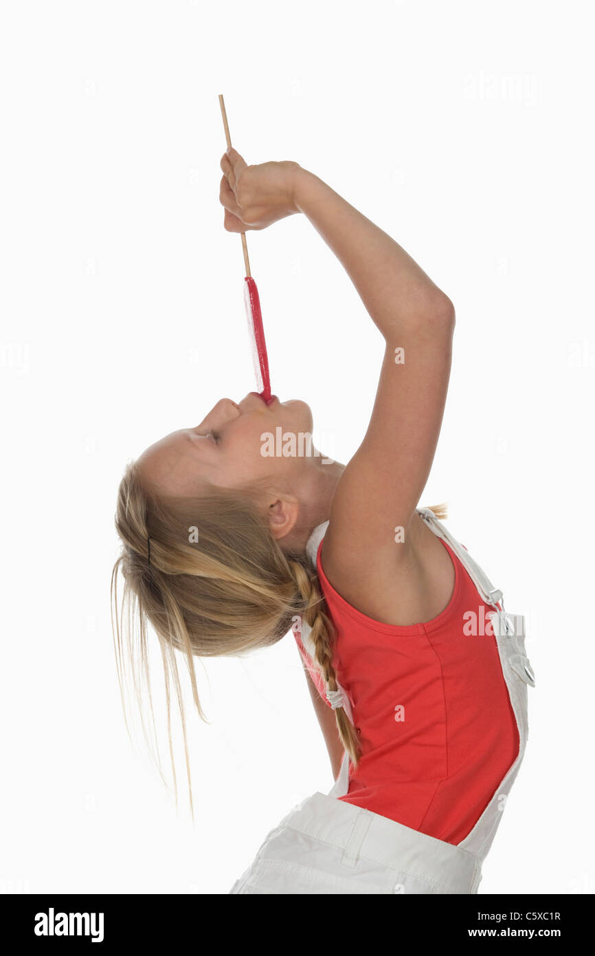 Mädchen (10-11) Holding Lollypop, Seitenansicht Stockfoto