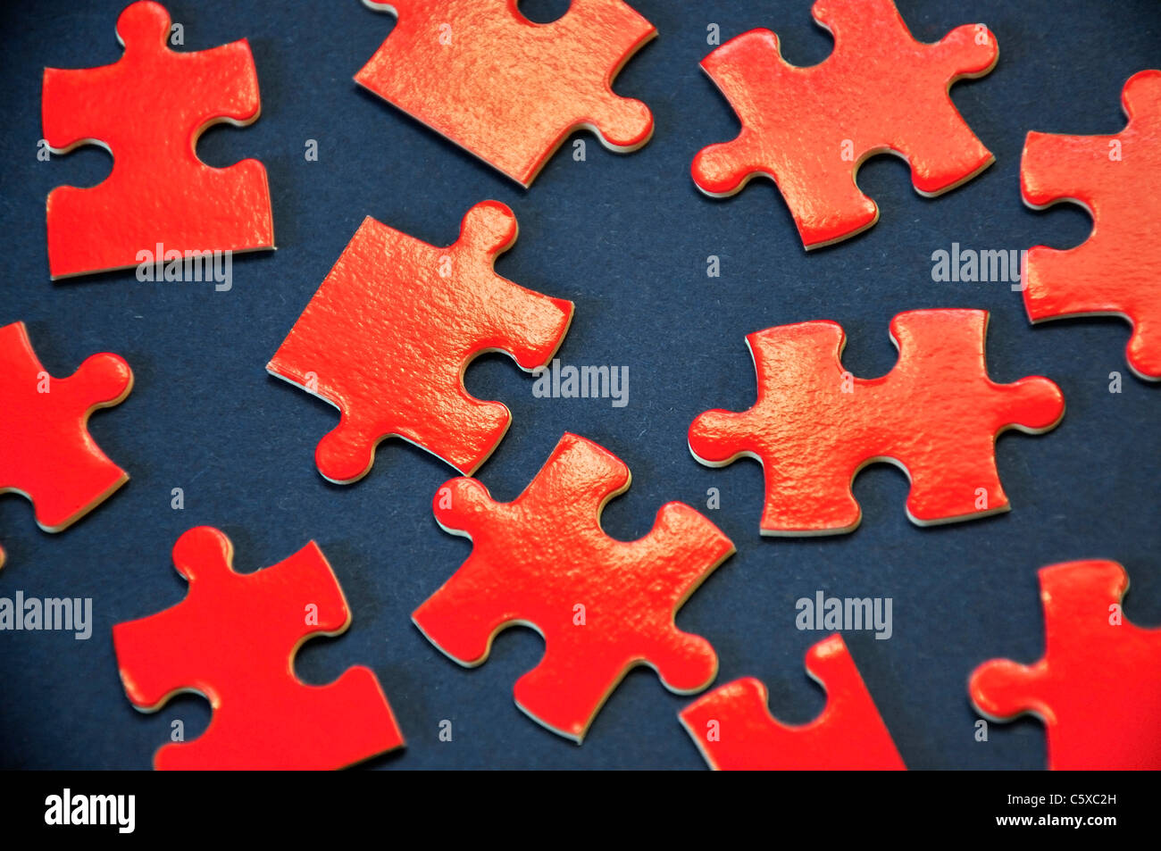 Eine rote Puzzleteile auf blauem Hintergrund Stockfoto