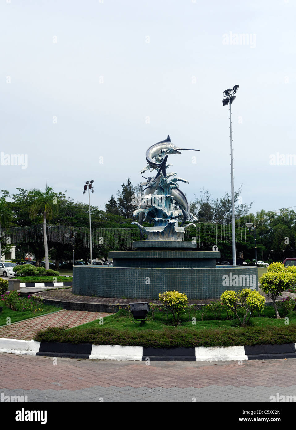 Schwertfisch-Statue auf einem Kreisverkehr in Labuan, Malaysia Stockfoto