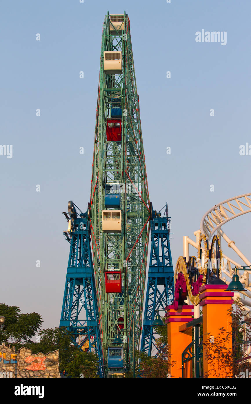 Das ehrwürdige Wonder Wheel-Riesenrad im Vergnügungspark Coney Island bei Sonnenuntergang Stockfoto