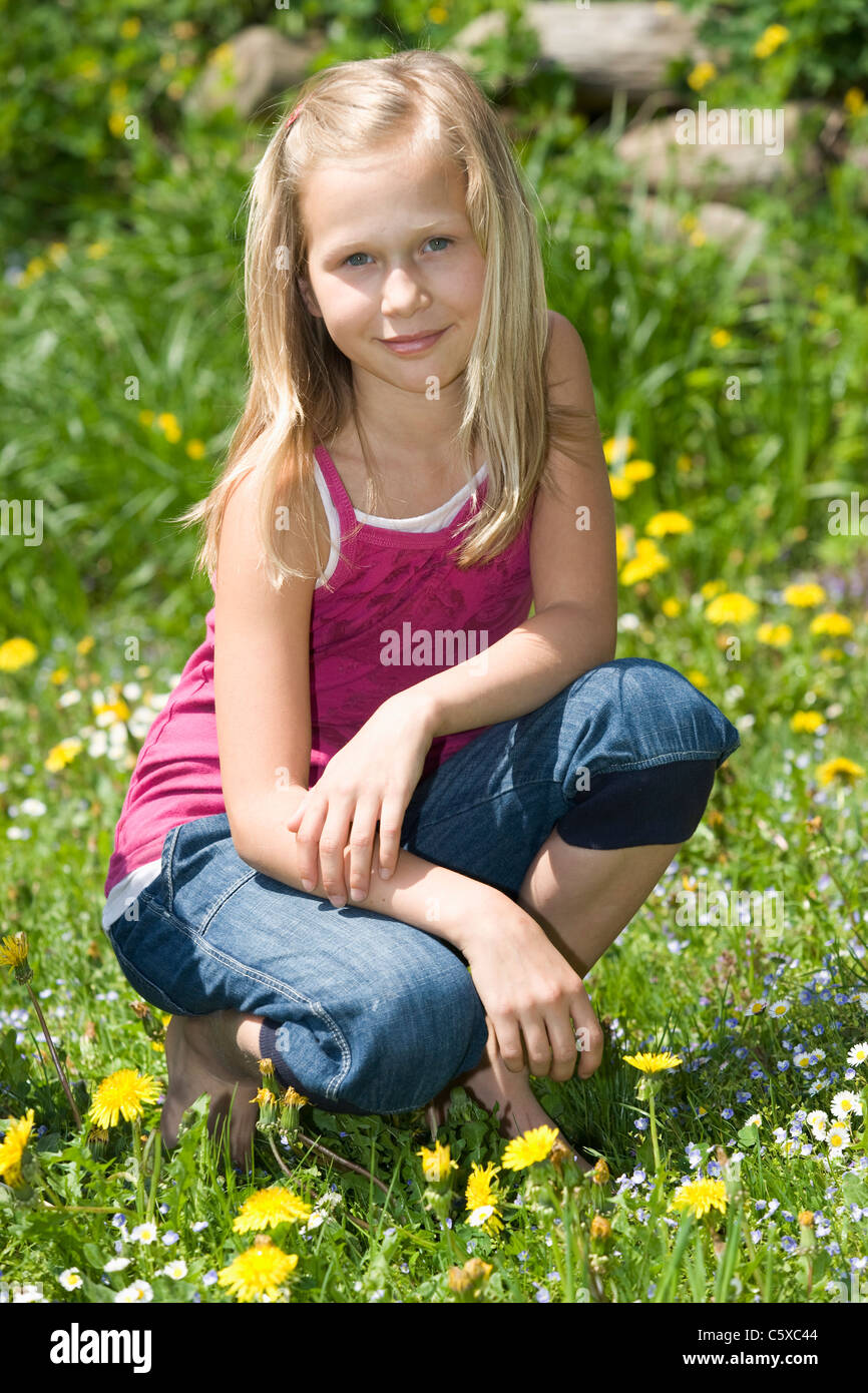 Österreich, Salzkammergut, Mädchen (10-11) im Garten Stockfoto