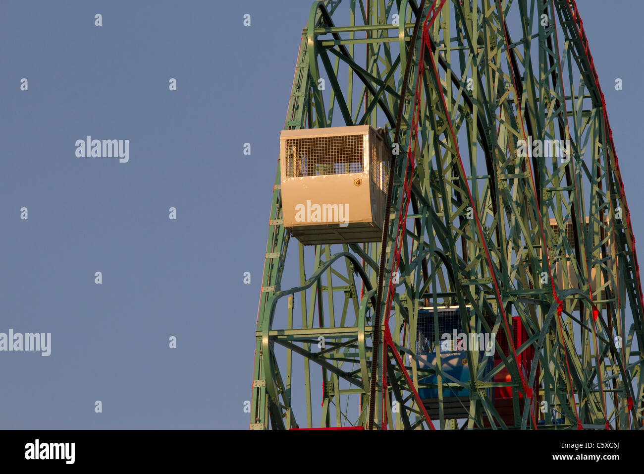 Die ehrwürdige Wonder Wheel-Riesenrad-Fahrt auf Coney Island bei Sonnenuntergang Stockfoto
