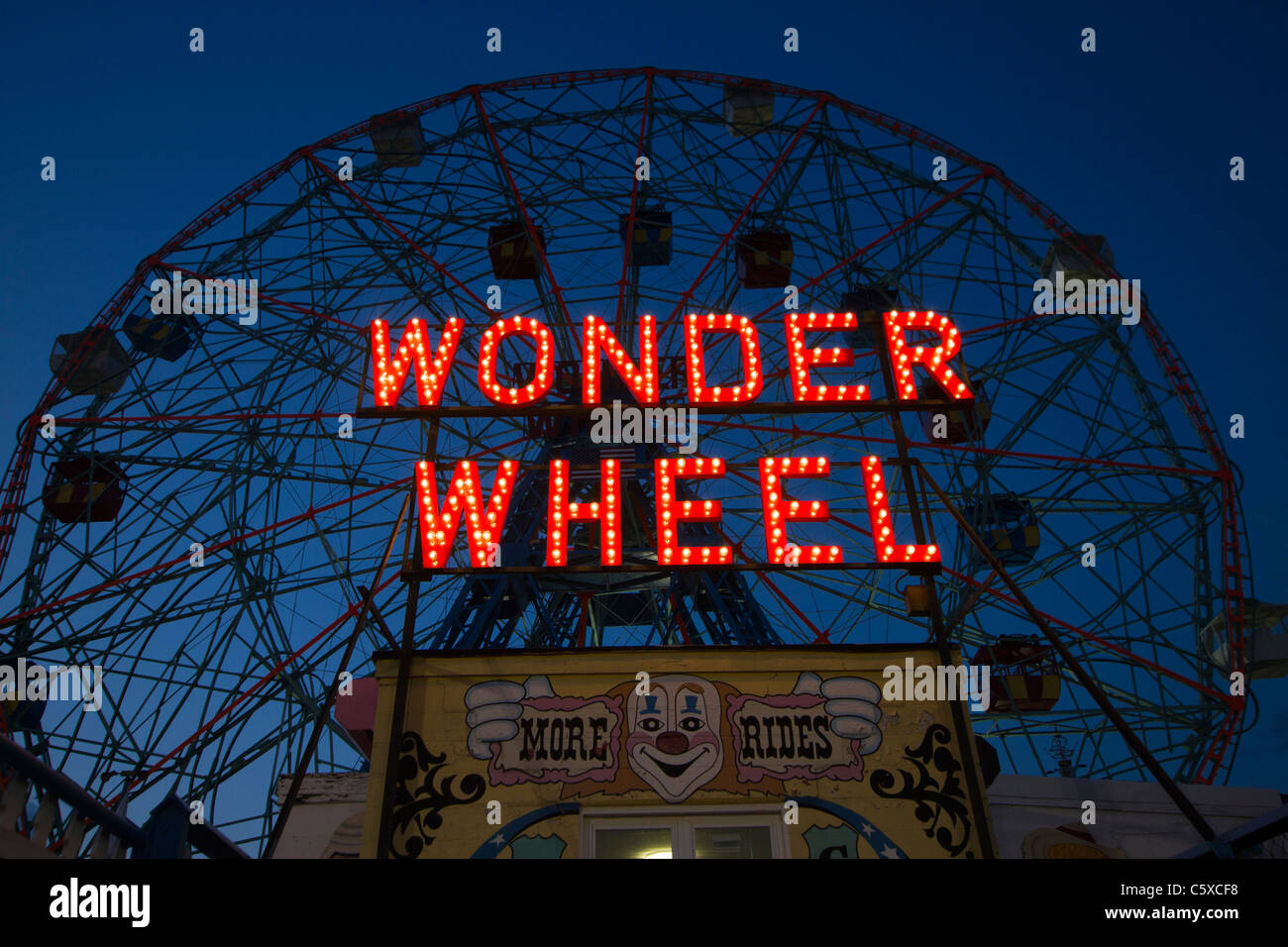 Das Wonder Wheel in Coney Island in der Nacht Stockfoto