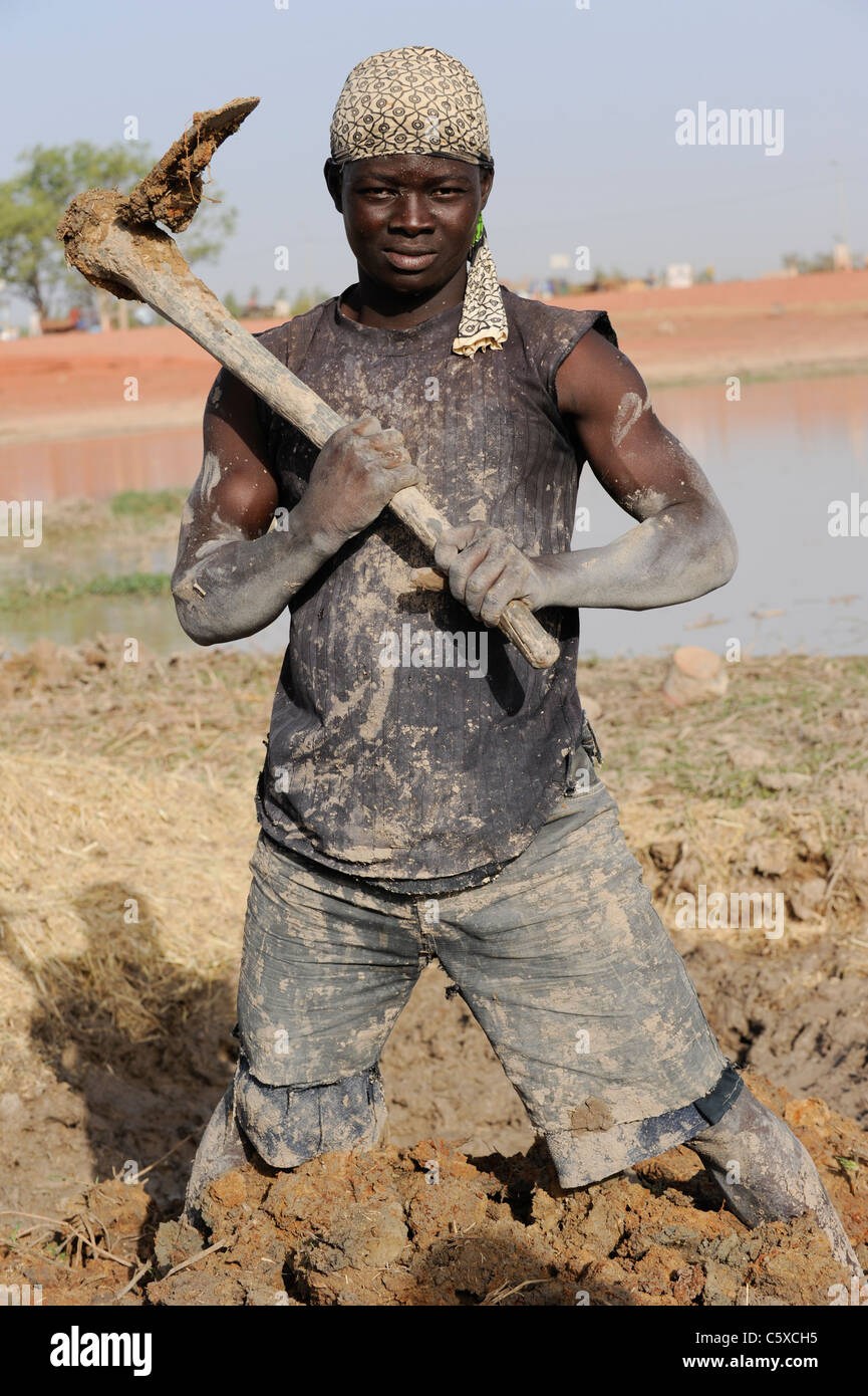 Afrika MALI Mopti, Lehm-Architektur - Arbeiter mischen Lehm und Stroh für die Herstellung von Lehmziegel für Gebäude Stockfoto