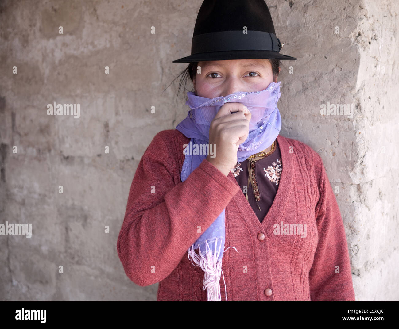 Einheimische Quechua Frau Zahnspange gegen die Kälte in den Anden Ecuadors. Stockfoto