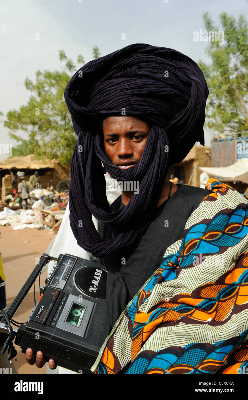 Afrika Mali Djenne, junge peulh Mann mit schwarzen Turban und X-Bass-Kassette Radio Player eine chinesische elektronische Produkt Stockfoto