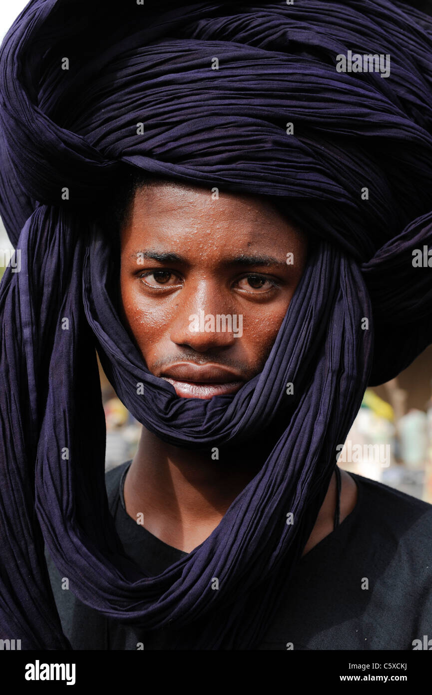 Afrika-Mali-Djenne, junger Peulh Mann turban Stockfoto