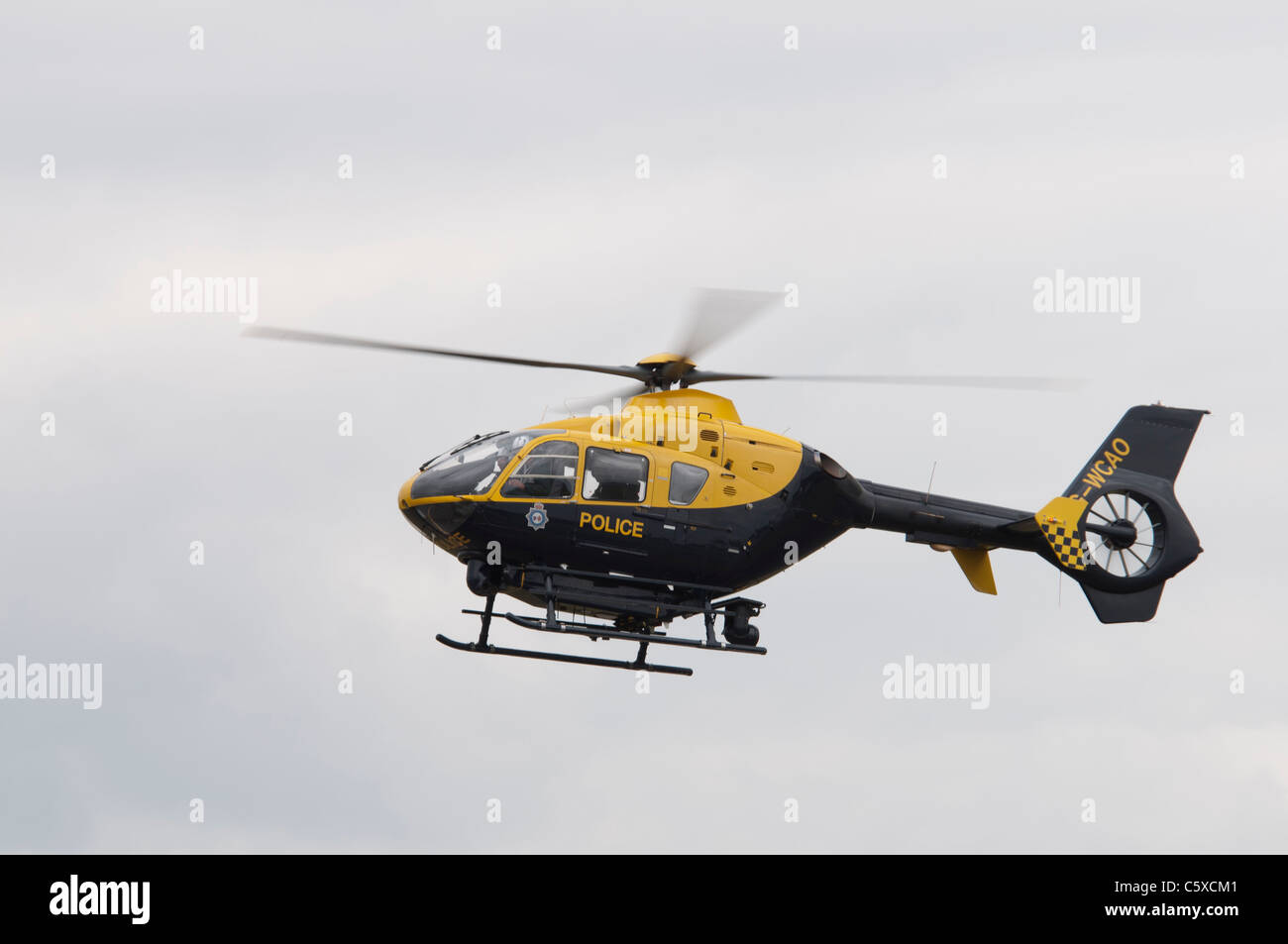 Polizei Hubschrauber ein Eurocopter EC135 T2 G-WCAO des & Avon Somerset und Gloucestershire Constabulary overflies RAF Fairford Stockfoto