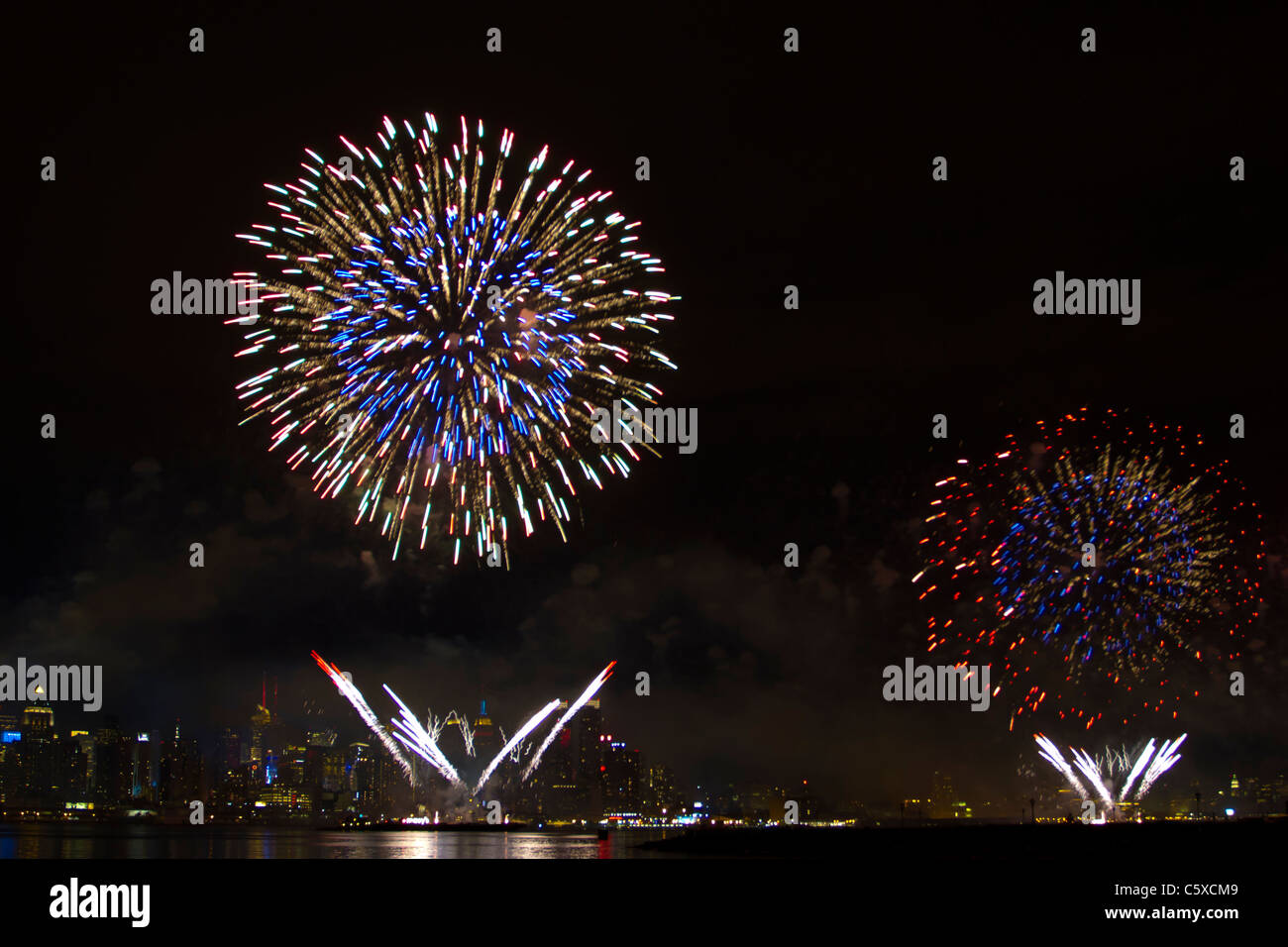 Die 35th jährlichen Macy Fourth Of July Feuerwerk auf dem Hudson River mit der Midtown Manhattan Skyline im Hintergrund Stockfoto