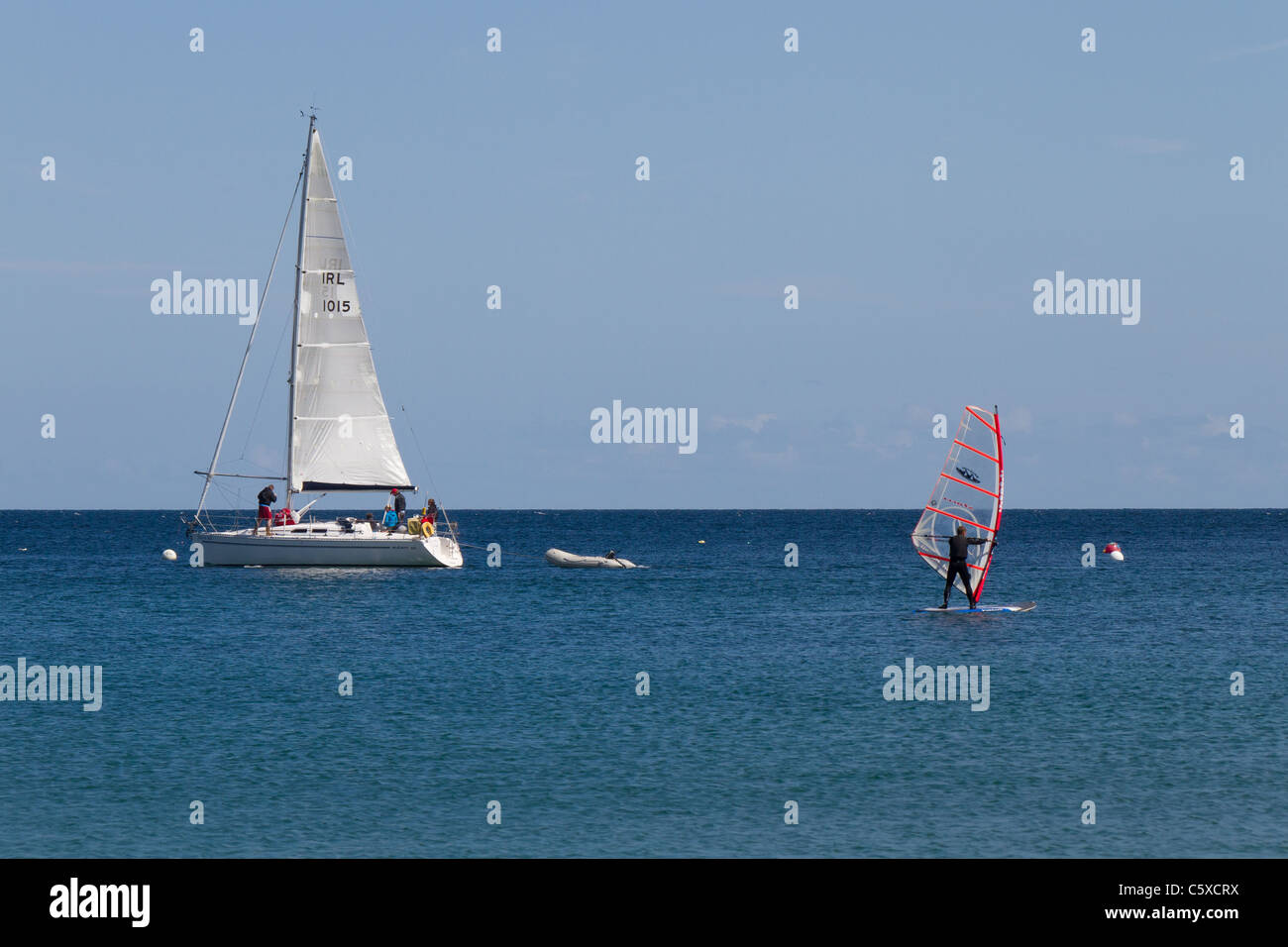 Segeln und Windsurfen aus Coverack Cove, Coverack, Cornwall Stockfoto