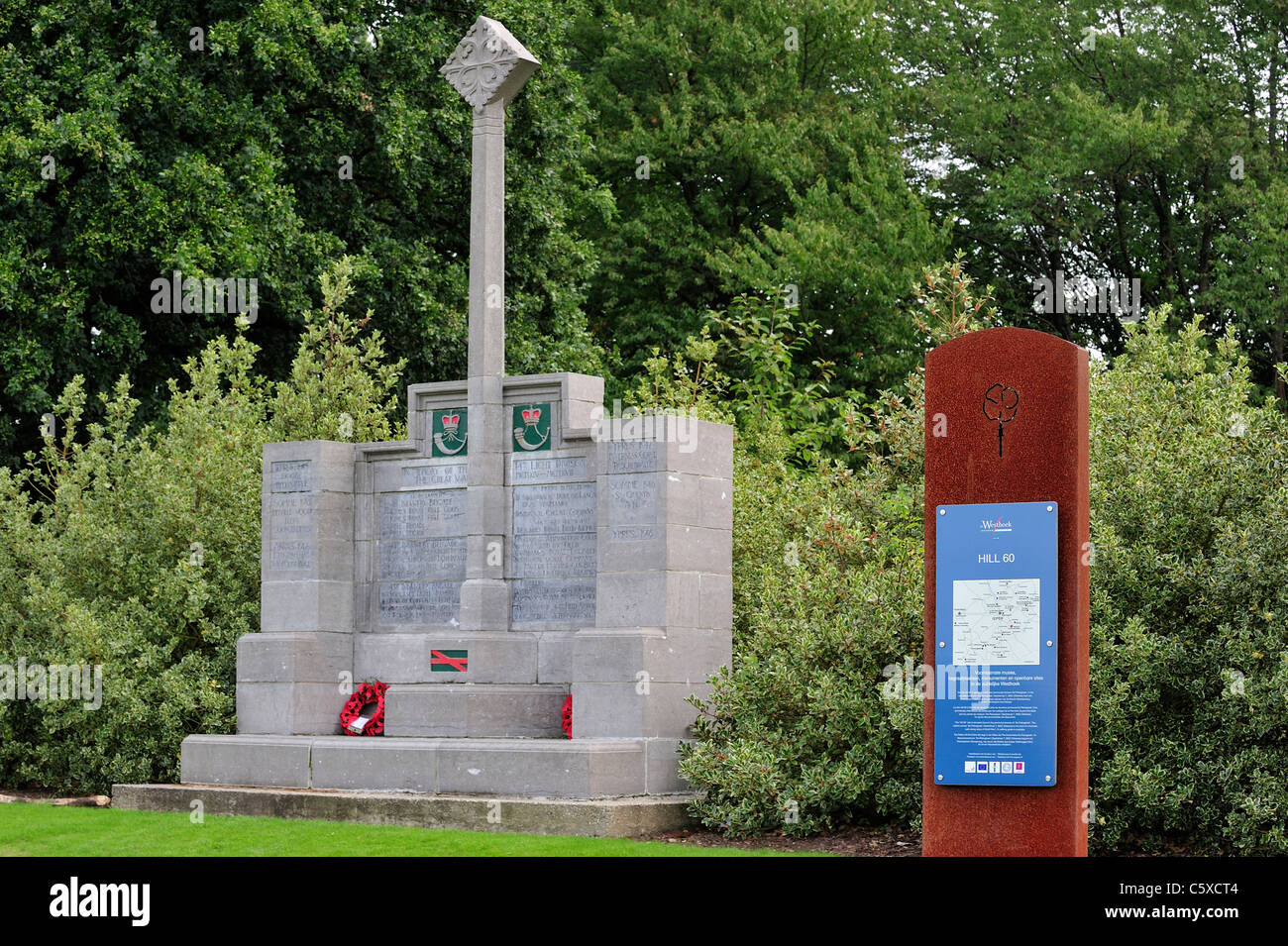 Britische WWI Denkmal und Schild mit Karte bei Hill 60, einem ersten Weltkrieg Standort bei Zillebeke, West-Flandern, Belgien Stockfoto