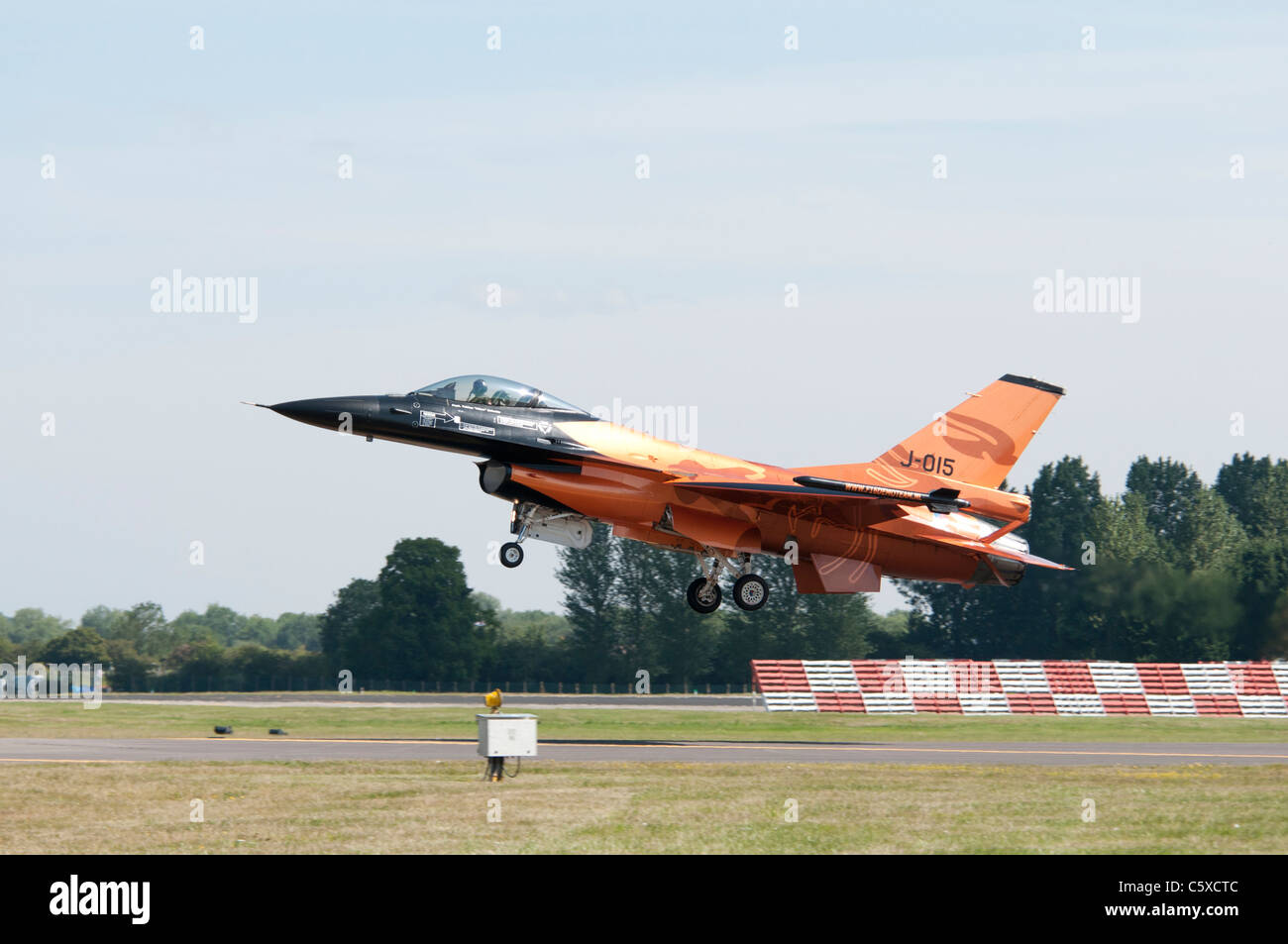 Bunte General Dynamics F-16 AM Fighting Falcon J-015 aus dem königlichen niederländischen Luftwaffe Demo Team startet bei RAF Fairford Stockfoto