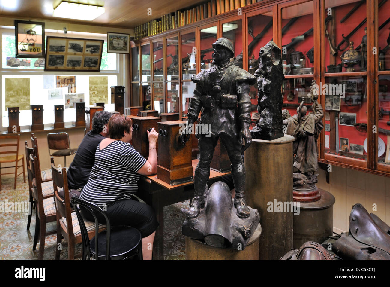 Touristen, die im ersten Weltkrieg Fotos durch 3D-Viewern am Heiligtum Holz Museum Hill 62, Zillebeke, Flandern, Belgien Stockfoto