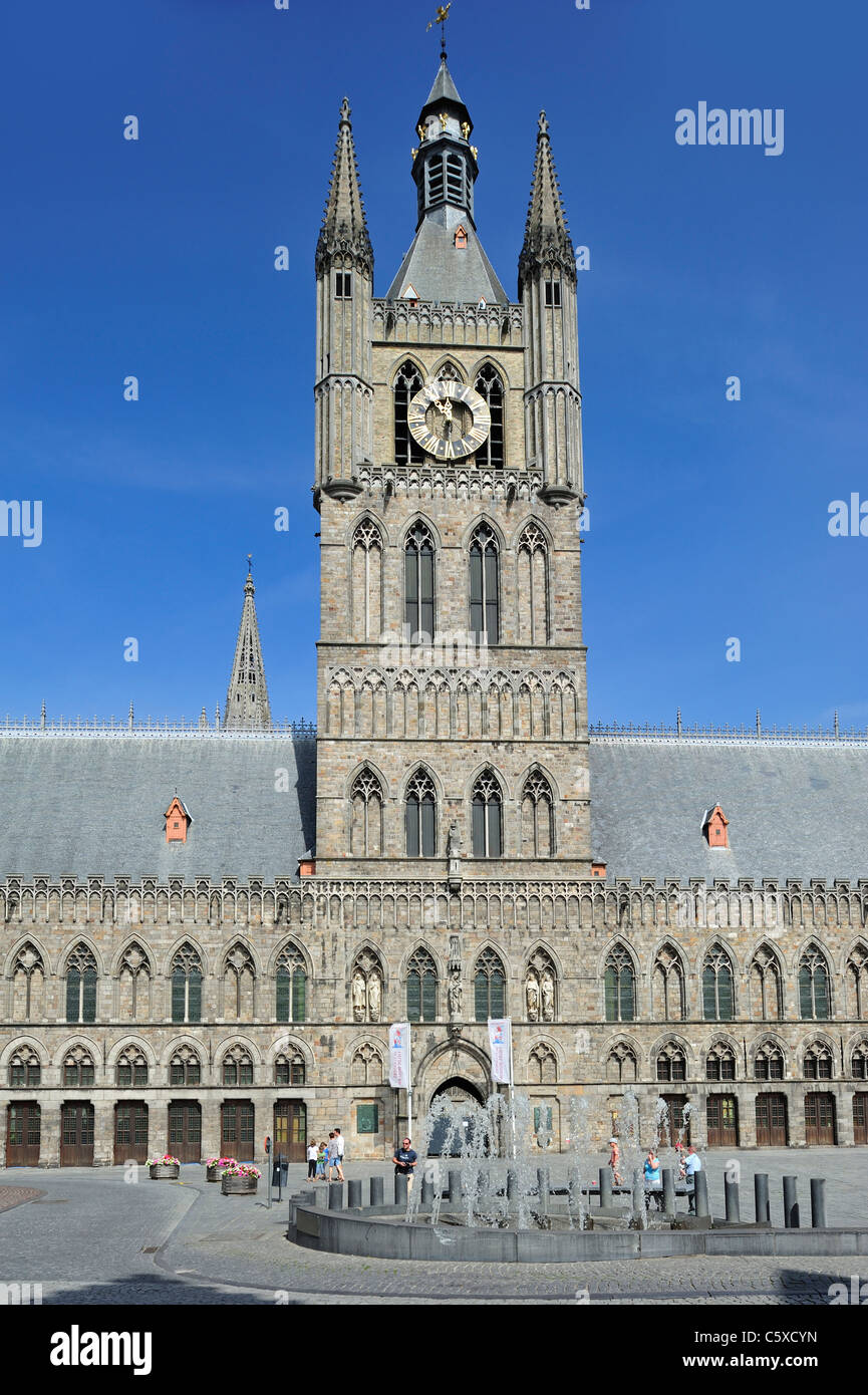 Die Grand Place mit Tuchhallen, ersten Weltkrieg ein In Flanders Fields Museum und der Glockenturm in Ypern / Ieper, West-Flandern, Belgien Stockfoto