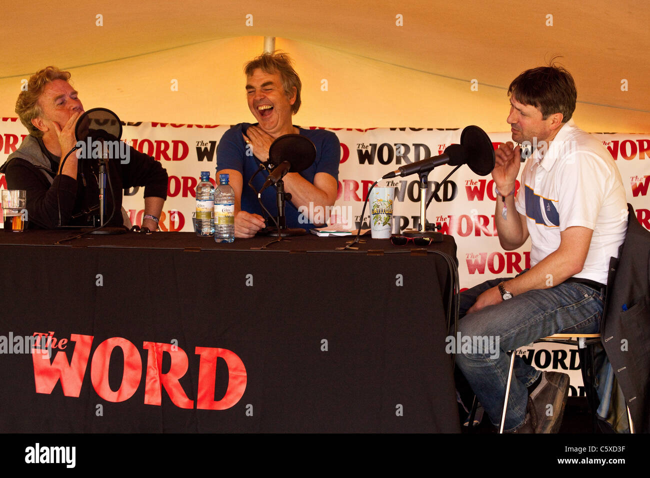 Simon Armatage interviewt in der Word-Lounge, Latitude Festival 2011, Suffolk, England, Vereinigtes Königreich. Stockfoto