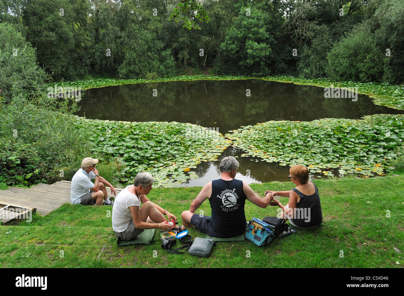 Touristen vor WW1 Grube Krater Pool of Peace / Spanbroekmolenkrater, einen Weltkrieg 14-18 Seite bei Wijtschate, Belgien Stockfoto