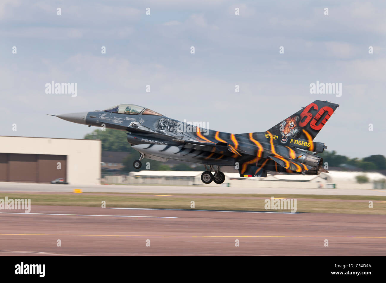 Belgien Air Force General Dynamics f-16 AM Fighting Falcon FA-87 in seiner atemberaubenden Tiger Lackierung landet auf RAF Fairford Stockfoto