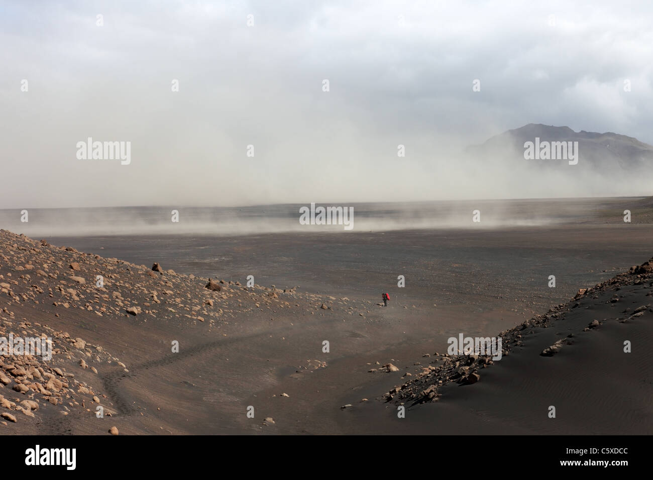 Wanderer im Bereich Emstrur Laugavegur (Laugavegurinn) Wandern Trail mit vulkanischen Sandsturm hinter Island Stockfoto