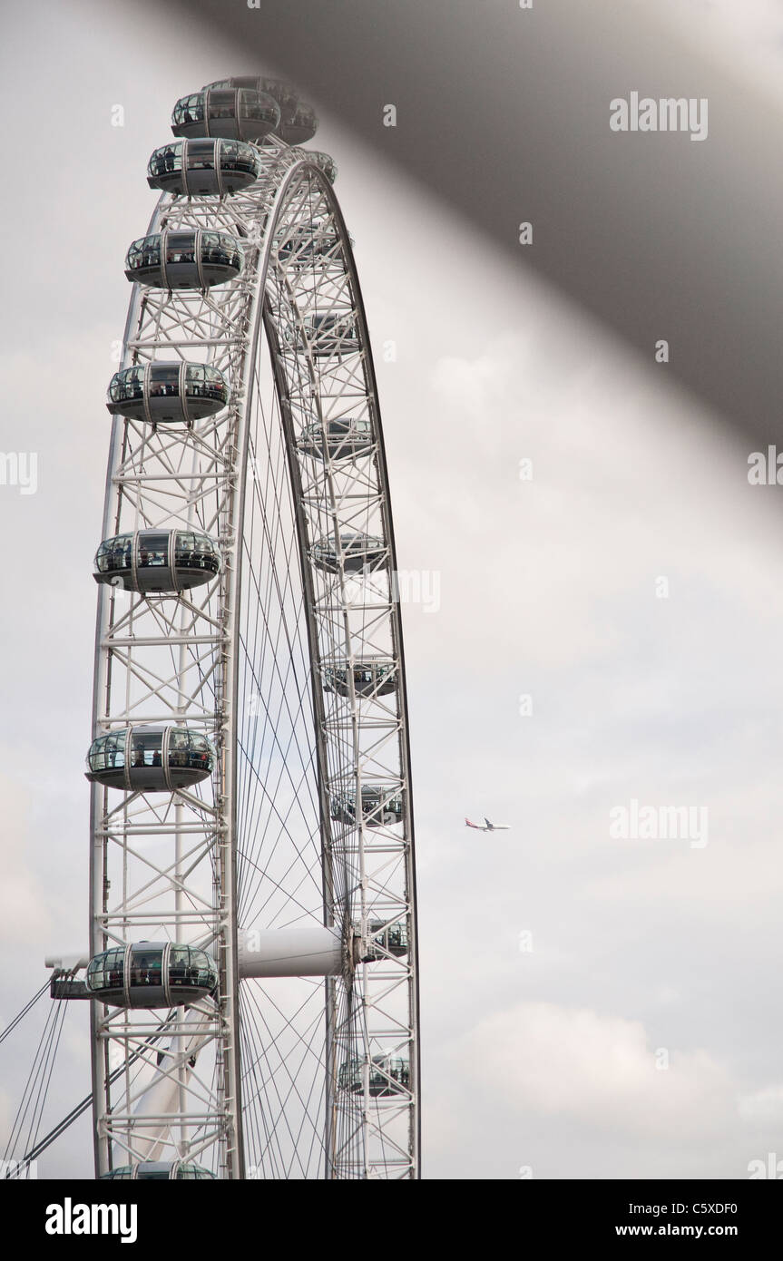 Ein Blick auf das große Riesenrad, bekannt als das London Eye, von Hungerford Fußgängerbrücke gesehen. London, UK. Stockfoto