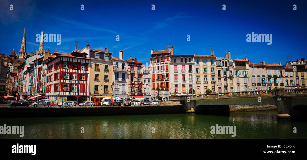 Blick über den Fluss Nive in Bayonne, Frankreich Stockfoto