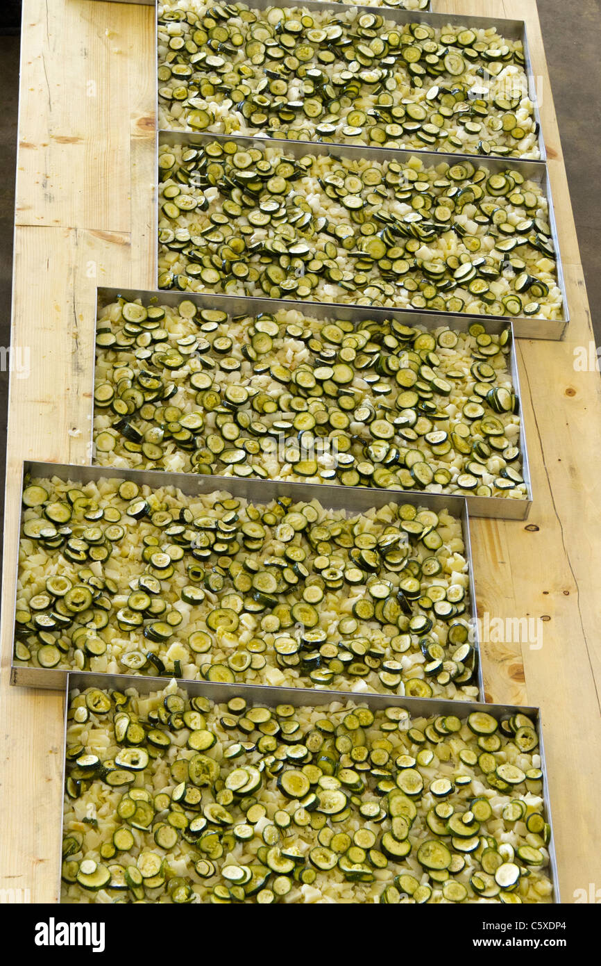 in Scheiben geschnittene Zucchini und Kartoffeln in der Gastronomie, Backformen Stockfoto