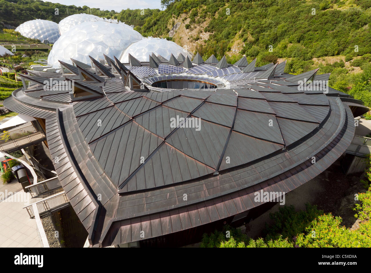 "Kern" bei The Eden Project mit Biome im Hintergrund Stockfoto