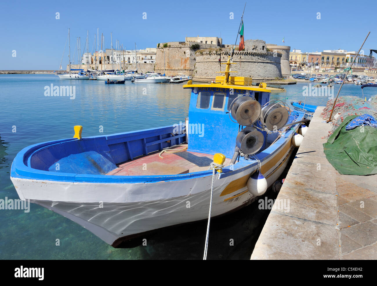 Angelboot/Fischerboot im Hafen vor dem alten Schloss bei Gallipoli, Italien Stockfoto