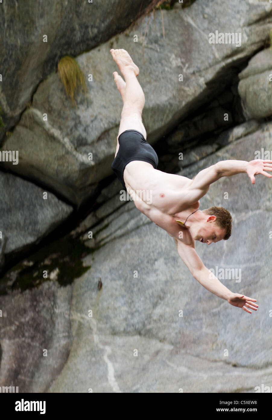 Klippenspringen Athlet Andy Hulliger konkurriert in der WHDF European Championship 2011 Stockfoto