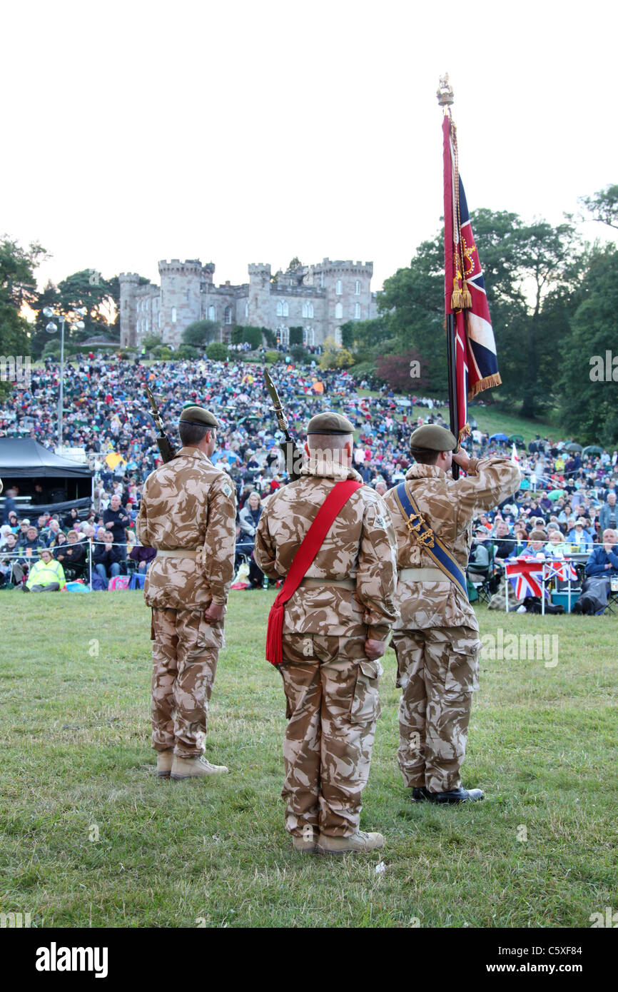 Cholmondeley Schlossgärten. Militärische Gruß und letzter Beitrag während der Cholmondeley Feuerwerk Konzert und Military Tattoo. Stockfoto