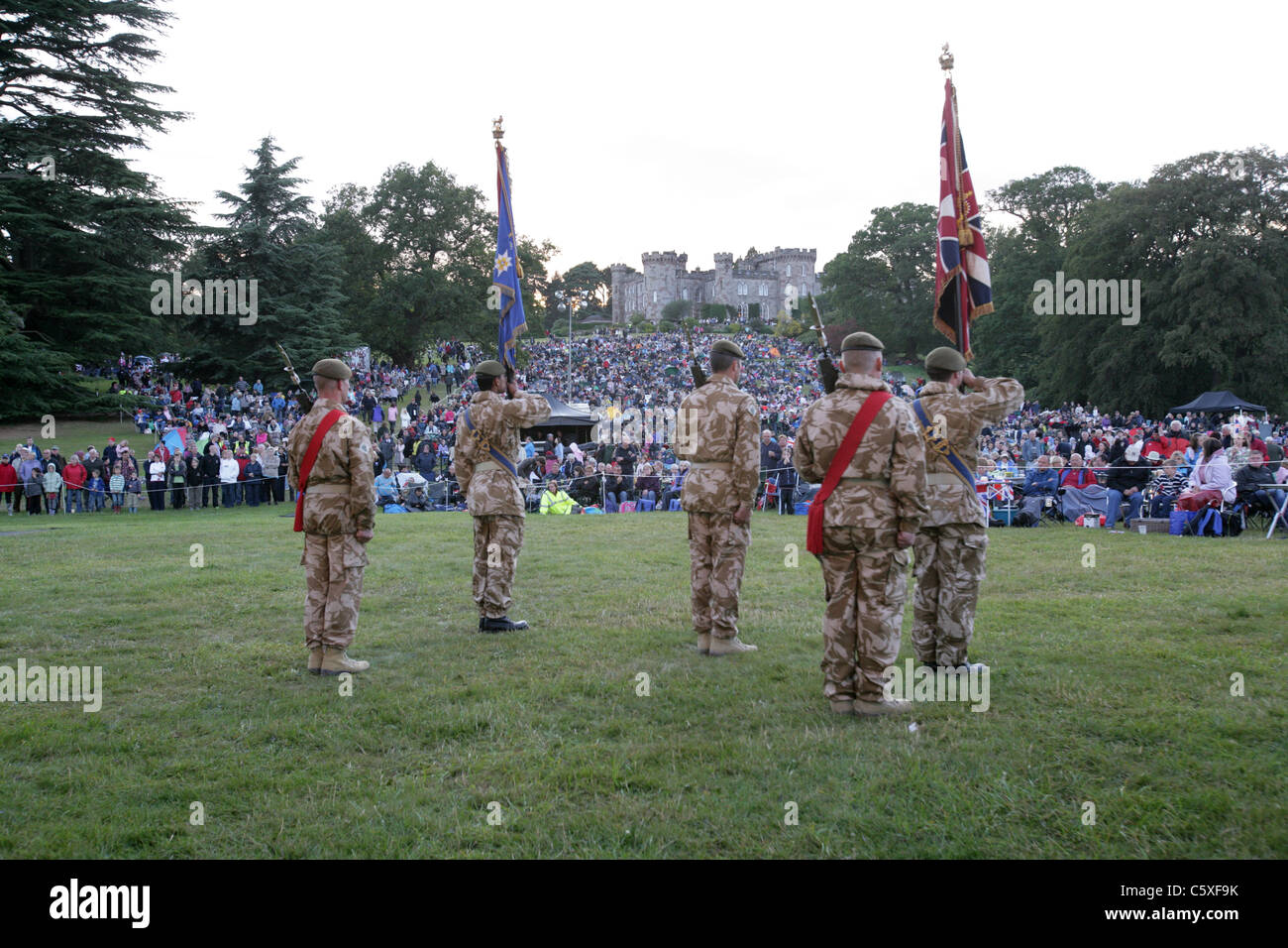 Cholmondeley Schlossgärten. Militärische Gruß und letzter Beitrag während der Cholmondeley Feuerwerk Konzert und Military Tattoo. Stockfoto