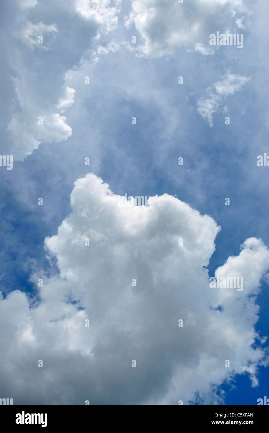 Ein Cumulus Wolkenbildung in den Himmel. Stockfoto