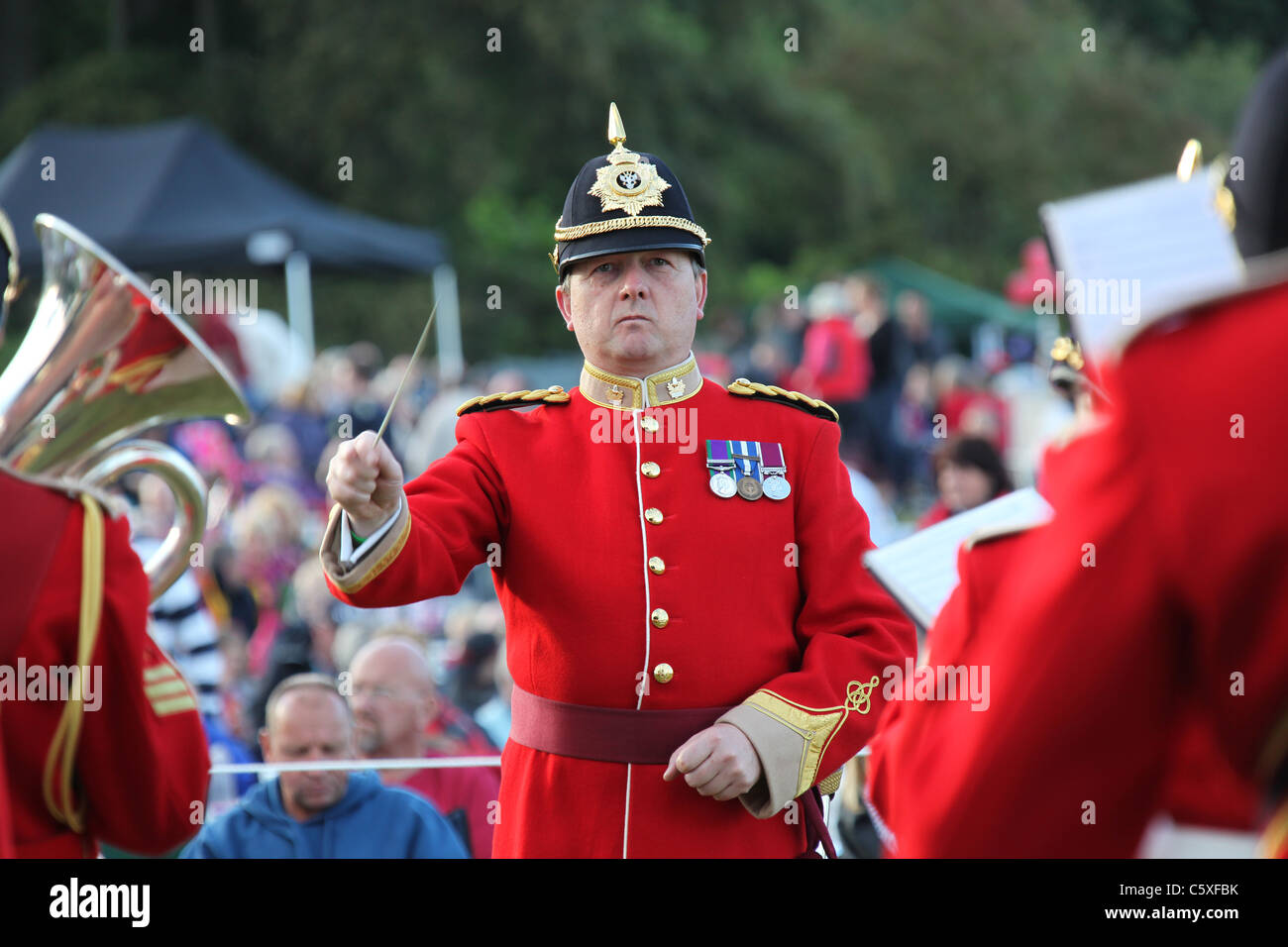 Der Kapellmeister der freiwilligen Band der Mercian Regiment während der Cholmondeley Feuerwerk Konzert und Military Tattoo. Stockfoto
