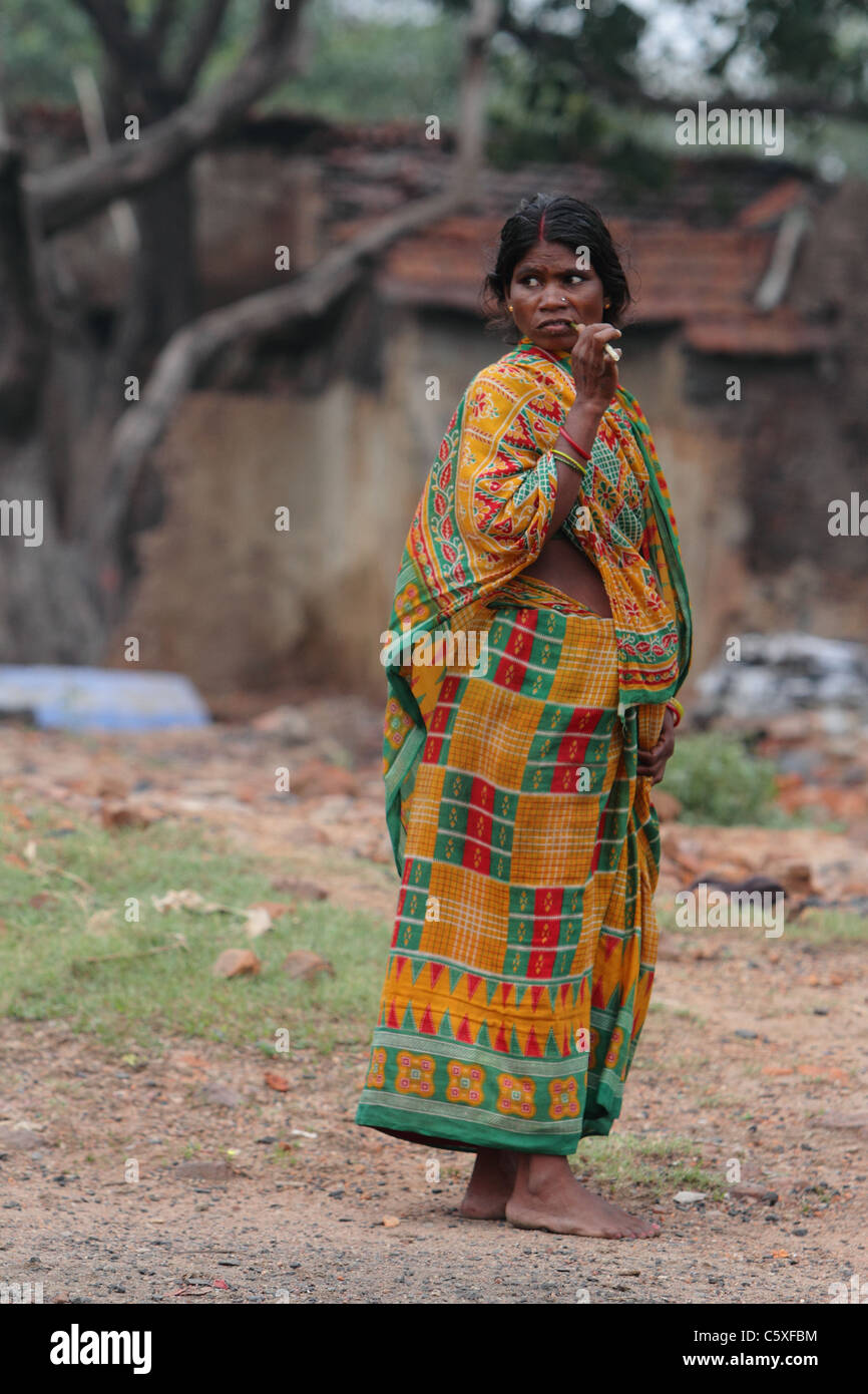 Indianerdorf Frau ihre Zähne putzen Stockfoto