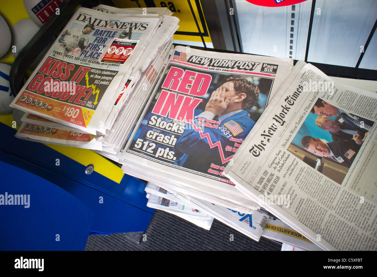 Schlagzeilen in New York Bericht über am Vortag 512 Punkt fallen des Dow Jones Industrial average Stockfoto
