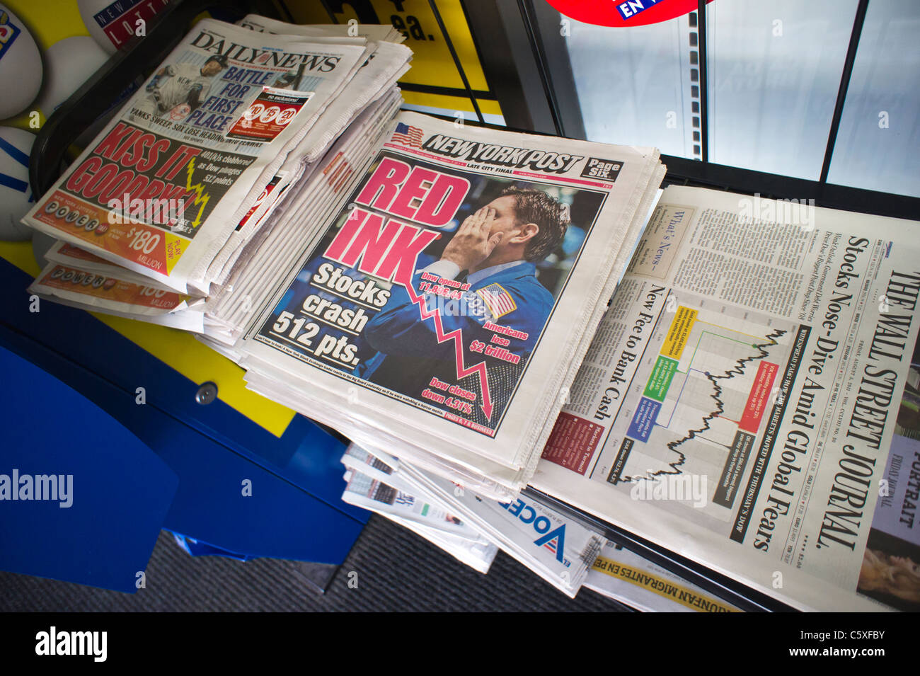 Schlagzeilen in New York Bericht über am Vortag 512 Punkt fallen des Dow Jones Industrial average Stockfoto