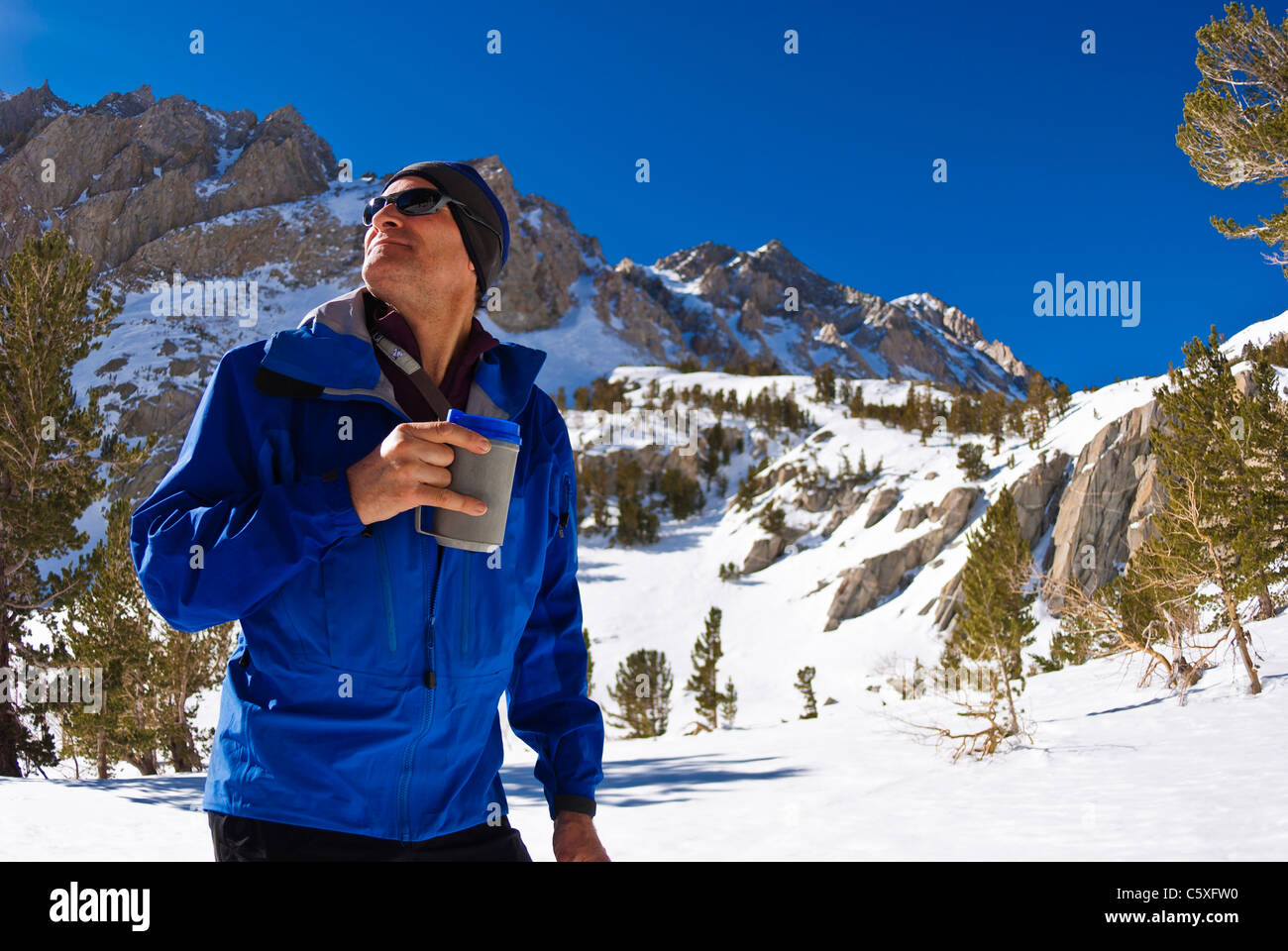 Backcountry Skifahrer genießen Sie ein heißes Getränk, Inyo National Forest, die Berge der Sierra Nevada, Kalifornien Stockfoto