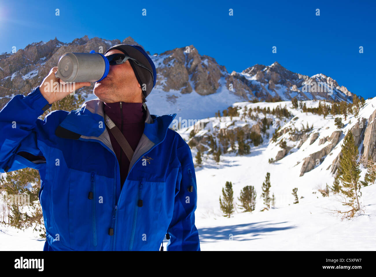 Backcountry Skifahrer genießen Sie ein heißes Getränk, Inyo National Forest, die Berge der Sierra Nevada, Kalifornien Stockfoto