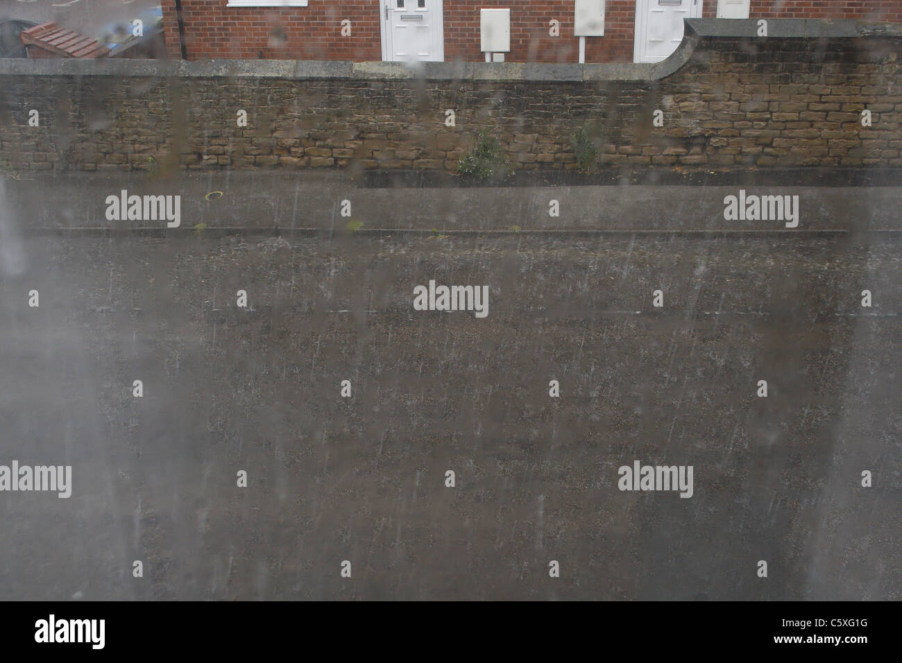 Blick auf Regen und Straße durch Fenster. Clarence Road, Worksop, Notts, England Stockfoto