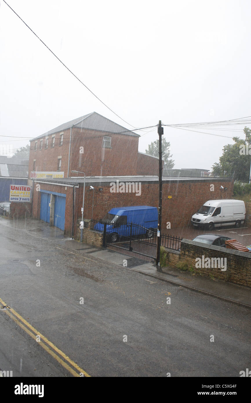 Blick auf Regen und Straße. Clarence Road, Worksop, Notts, England Stockfoto