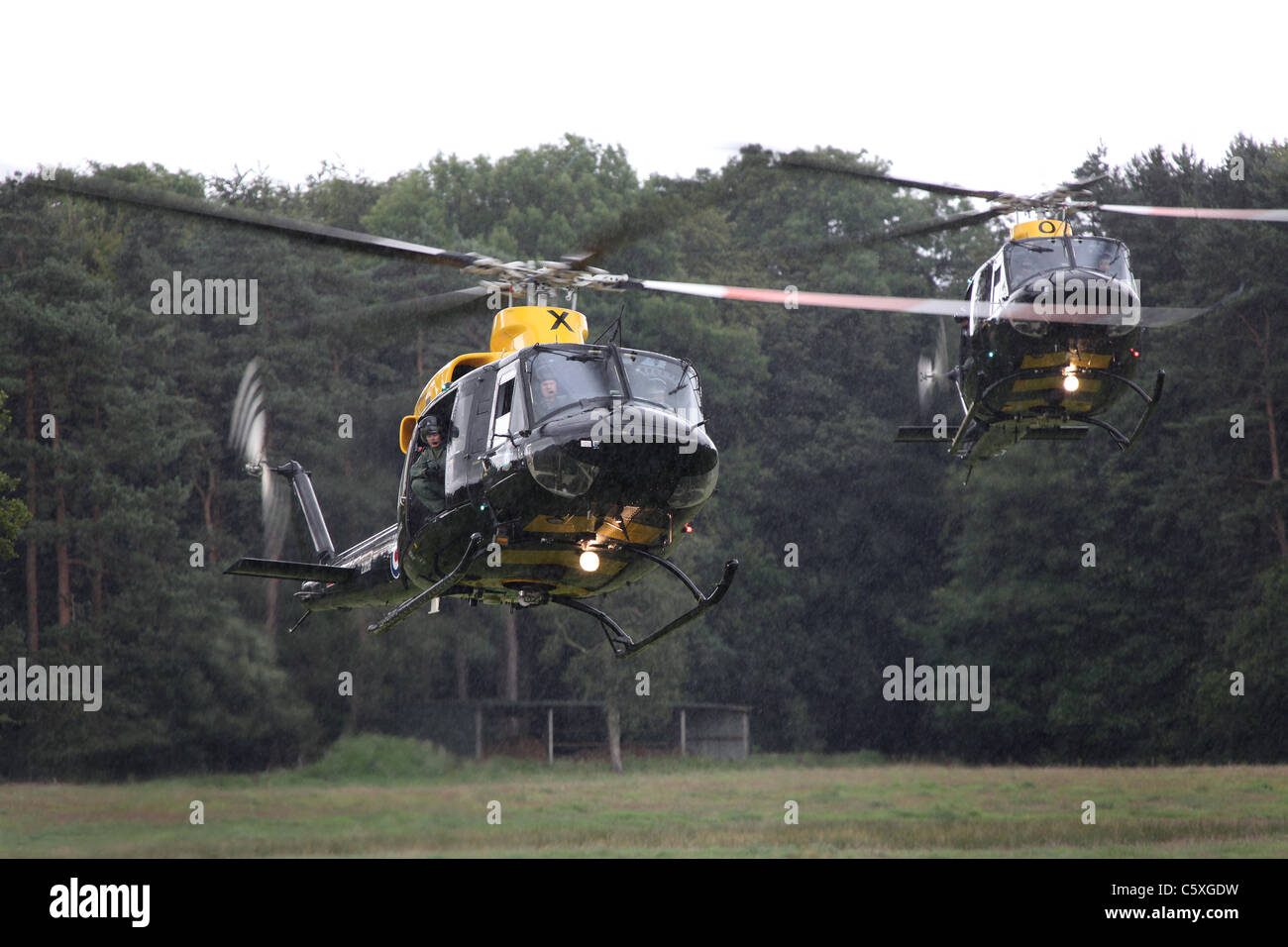 Cholmondeley Castle Pageant of Power. Bell 412 Hubschrauber Landung während einer Demonstration der militärischen Angriff. Stockfoto