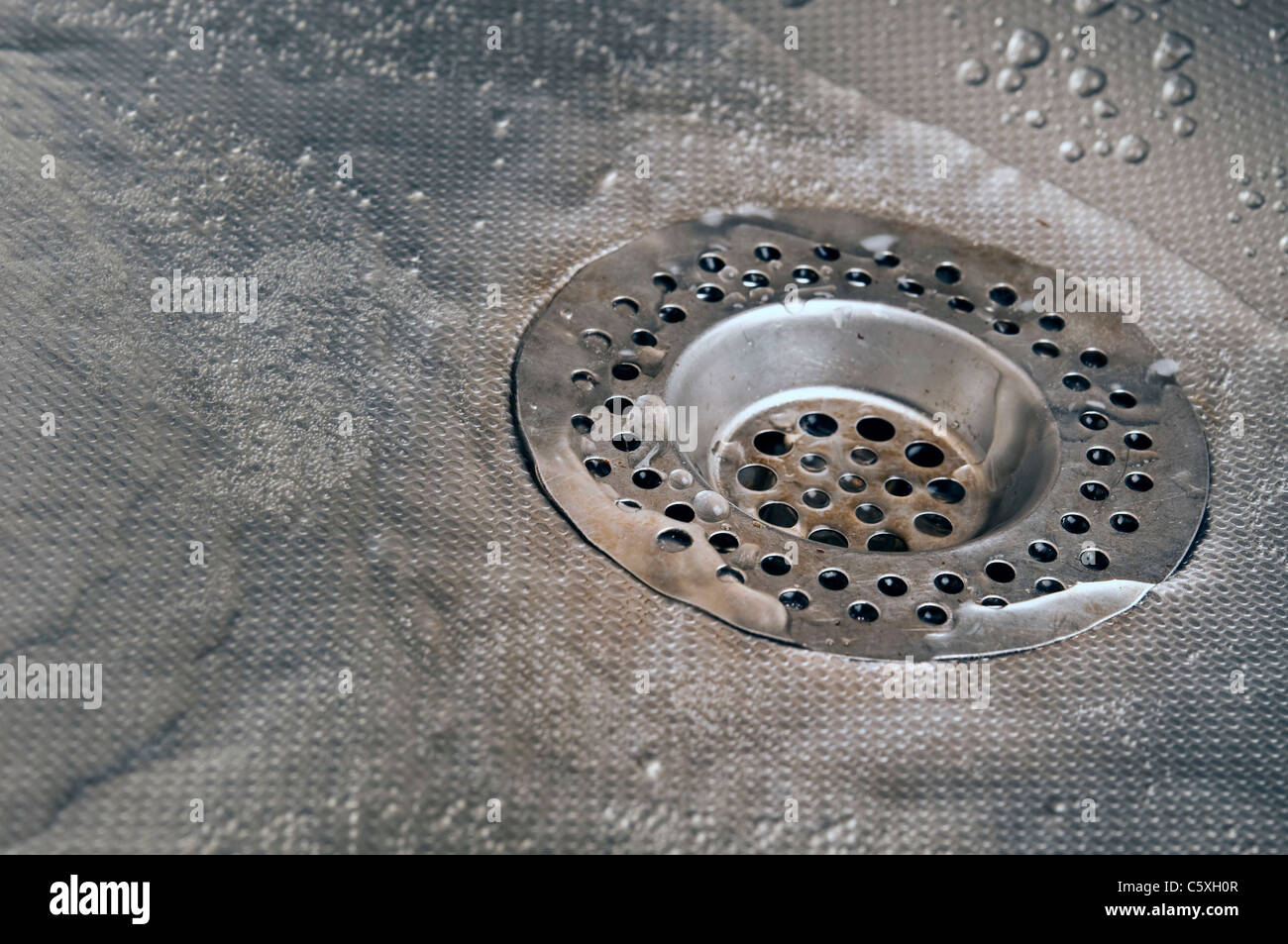 Waschbecken Abfluss und Wasser fallen Stockfoto