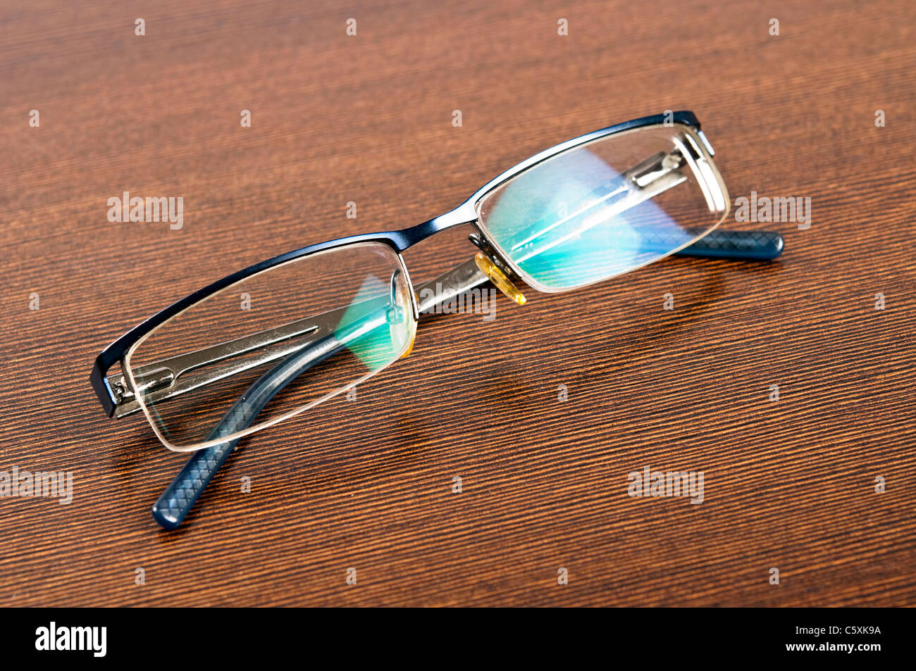 Closeup, Brillen auf Schreibtisch Stockfoto