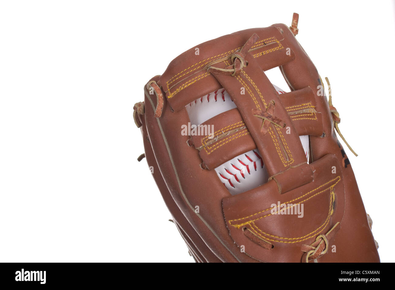 Fang einen Baseball mit Ihrem Handschuh Spieler während eines Spiels eine Out zu machen Stockfoto