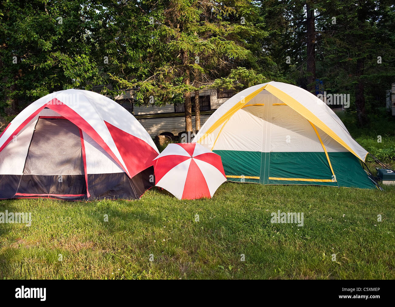 Zwei Zelte rot und gelb plus Regenschirm in Ontario Baptist See Campingplatz Stockfoto