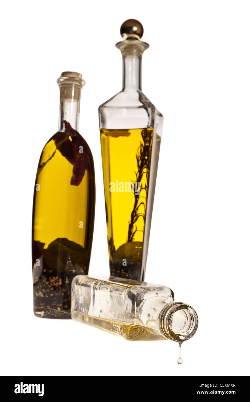 Letzten Tropfen Öl Bild auf weißem Hintergrund mit Flaschen Öl auf zweiter Ebene Stockfoto