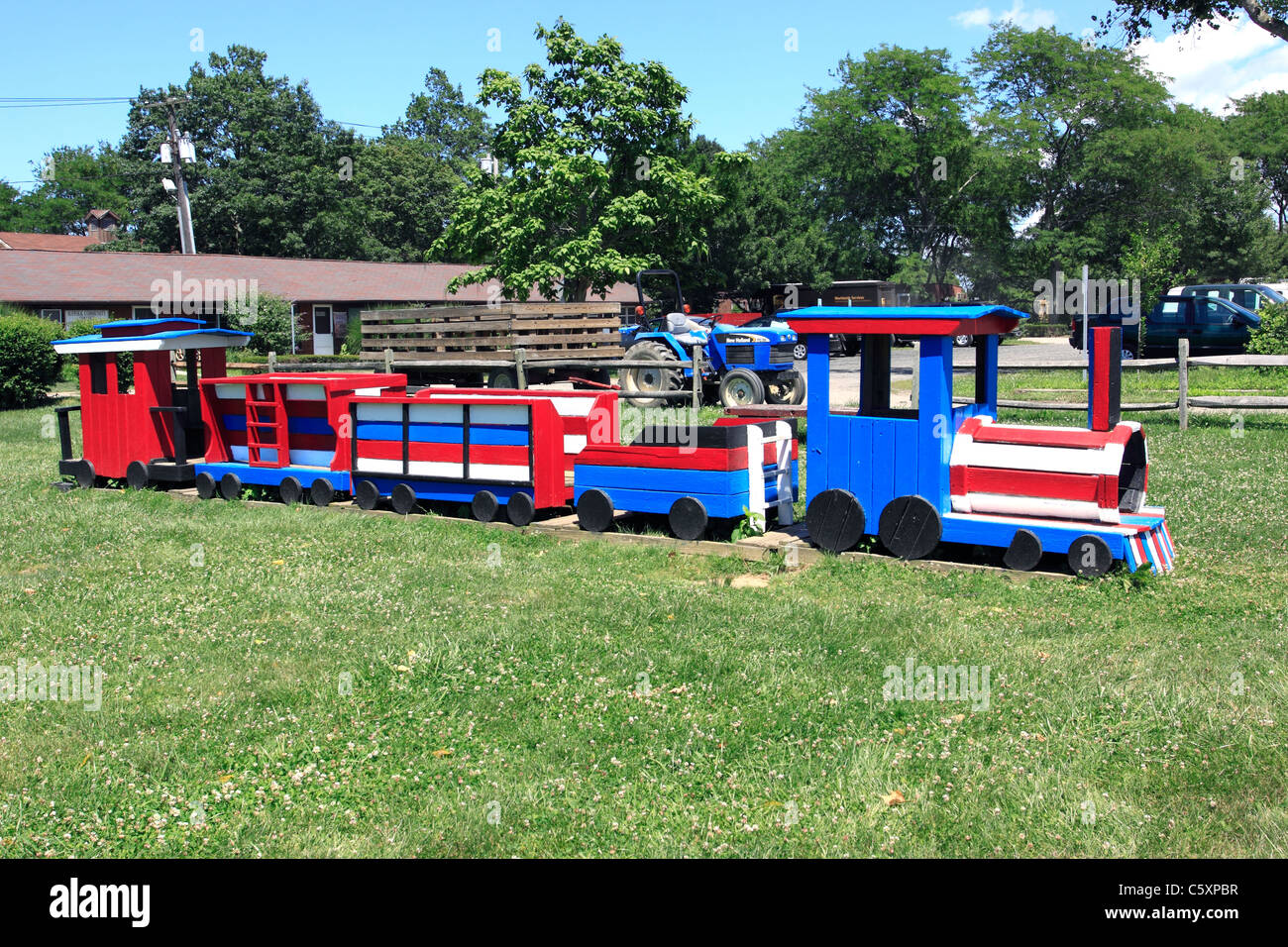 Patriotisch lackiert Kindereisenbahn, Suffolk County Farm und Bildungszentrum, Yaphank, Long Island, NY Stockfoto