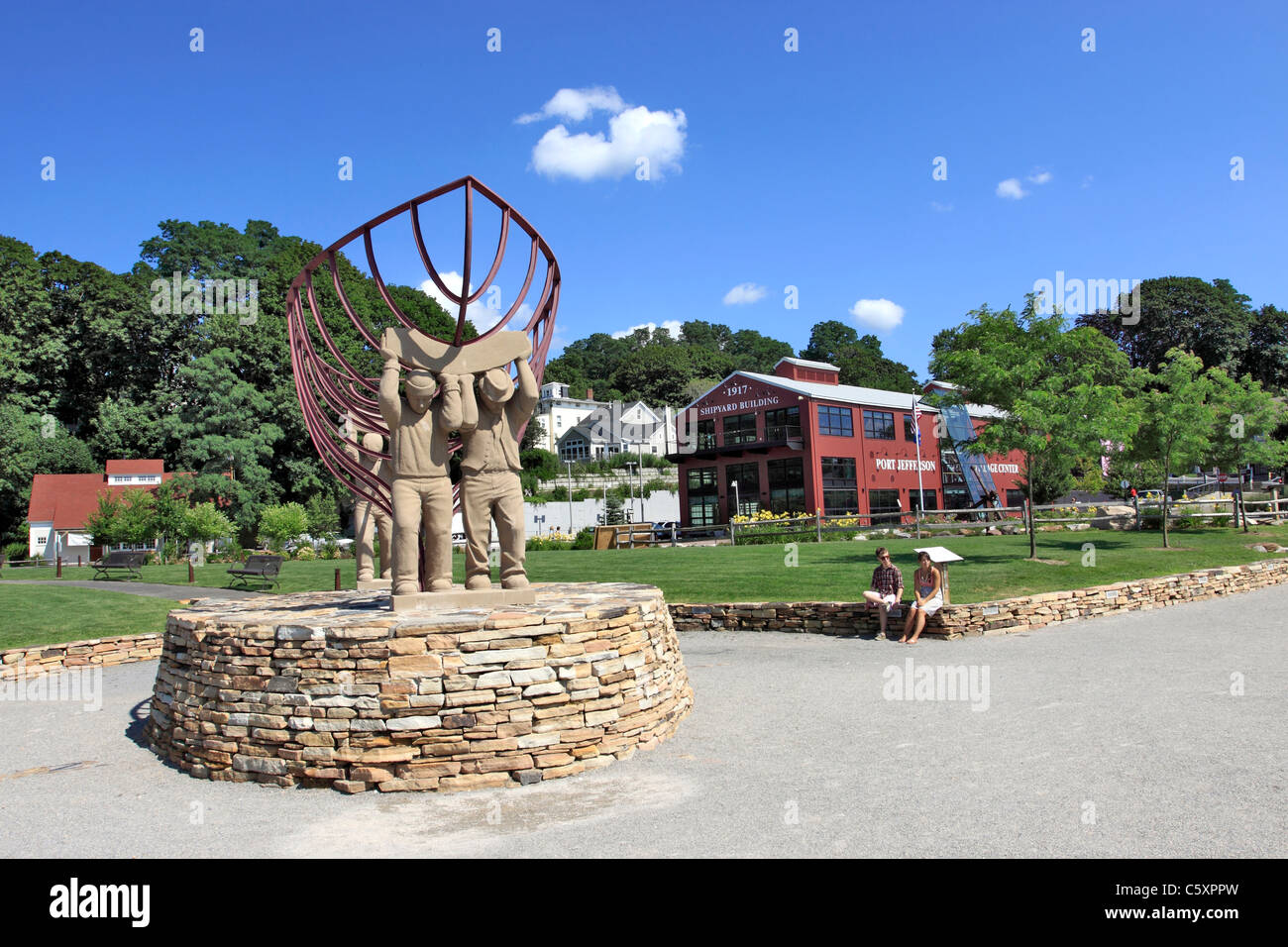 Die Schiffbauer Denkmal und Village Center Shorefront Park Village of Port Jefferson Long Island NY Stockfoto