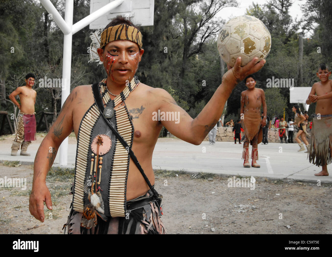 Indianerstamm Fußball spielen. Stockfoto