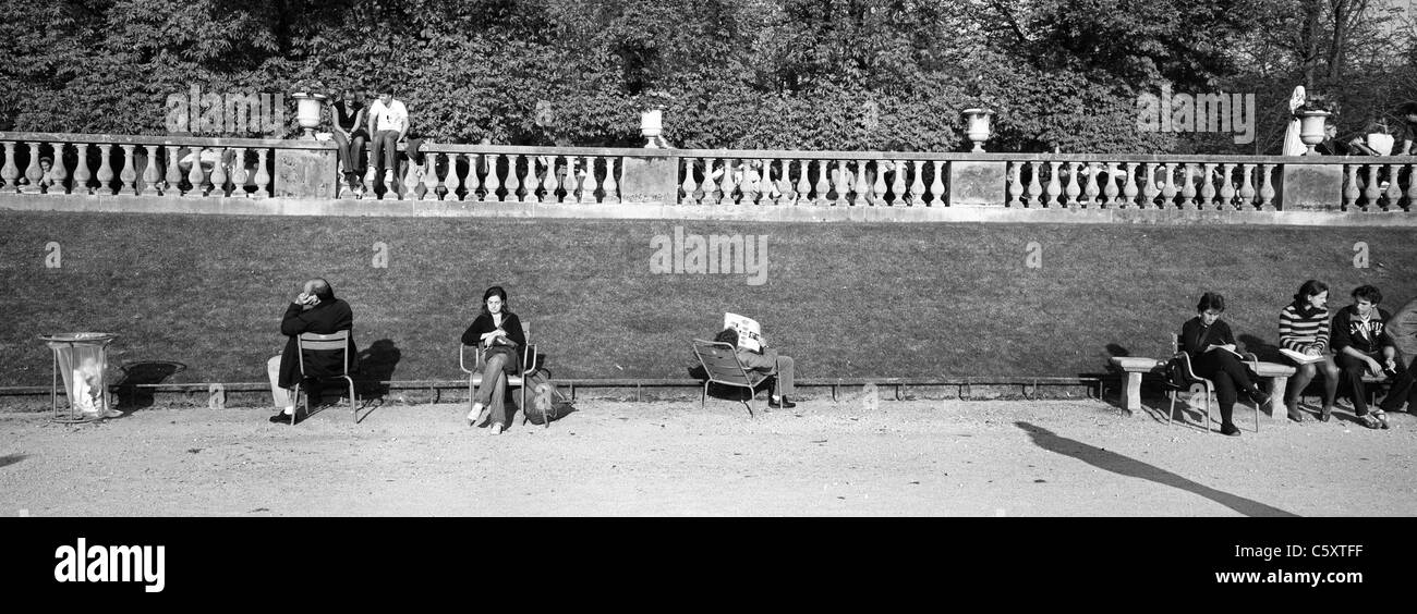 Menschen entspannen in den Jardin du Luxembourg. Der Jardin du Luxembourg, ist der zweitgrößte öffentliche Park in Paris Stockfoto