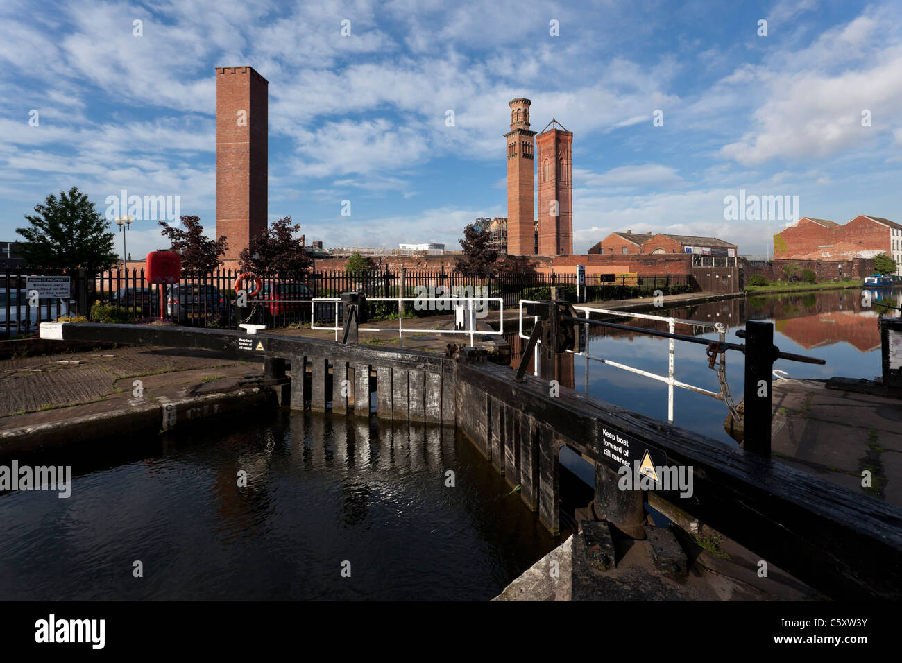 Turm, Werke, Holbeck, Leeds, spiegelt sich in der Aire und Calder Navigation. Stockfoto